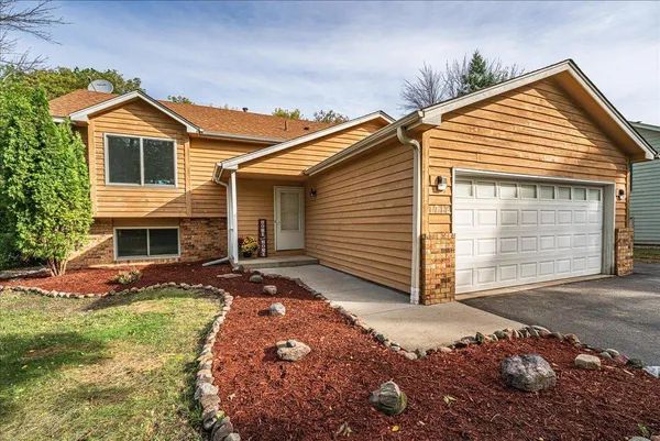 $400,000 | 1712 Rio Loma Drive, Burnsville, MN 55337