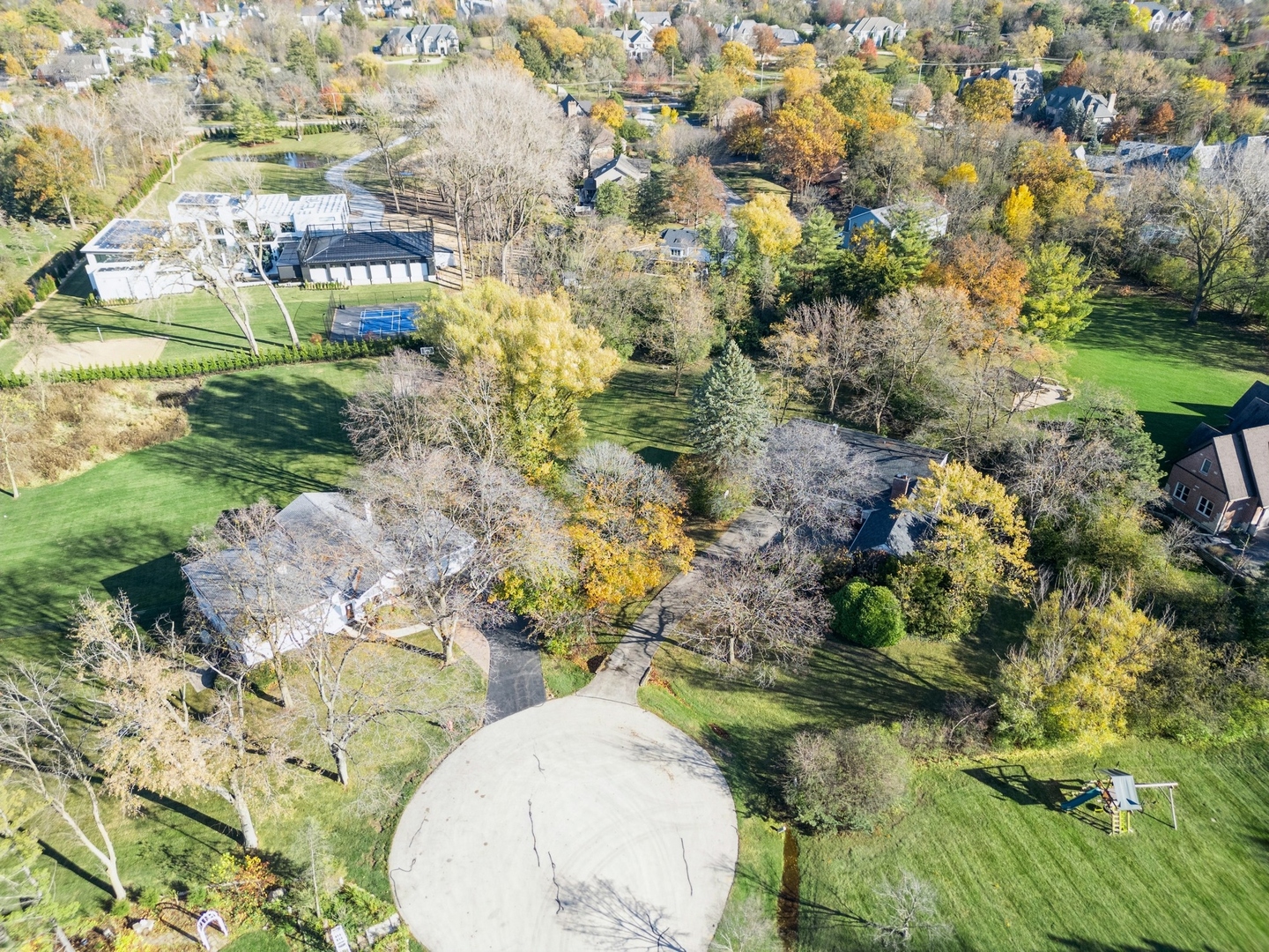335 Countryside Court Burr Ridge, IL 60527 - Photo 19 of 21 a view of a garden with a fountain