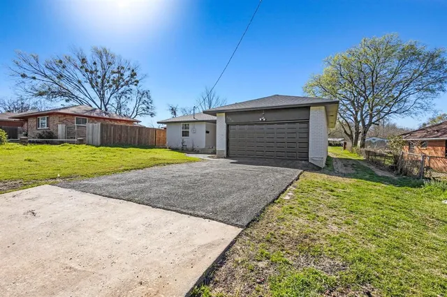 a view of a backyard of the house