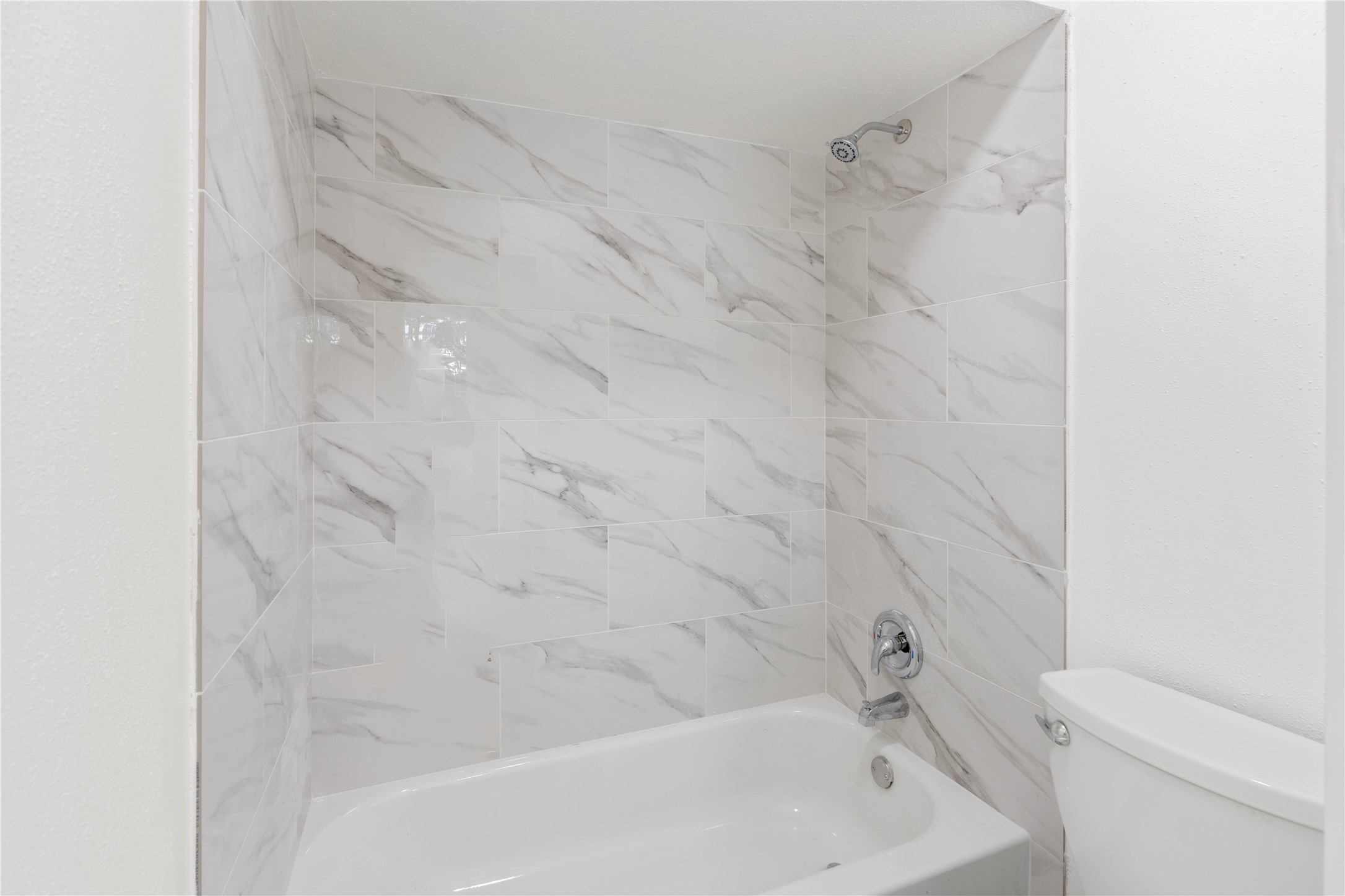 6001 Reims Road, Unit 1412 Houston, TX 77036 - Photo 14 of 28 a bathroom with a bathtub