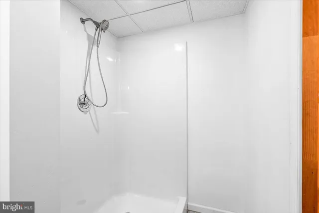 a view of a house with backyard and garden