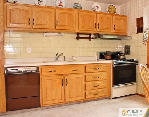 12 Kish Court Edison, NJ 08837 - Photo 4 of 25 Gallery Image 4