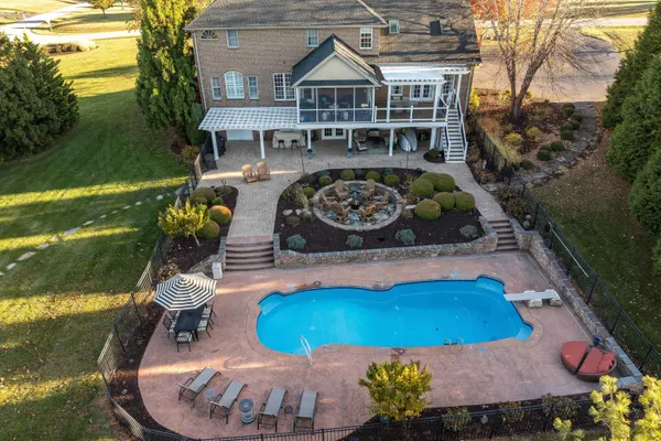 $925,000 | 19 Fieldhaven Place, Staunton, VA 24401