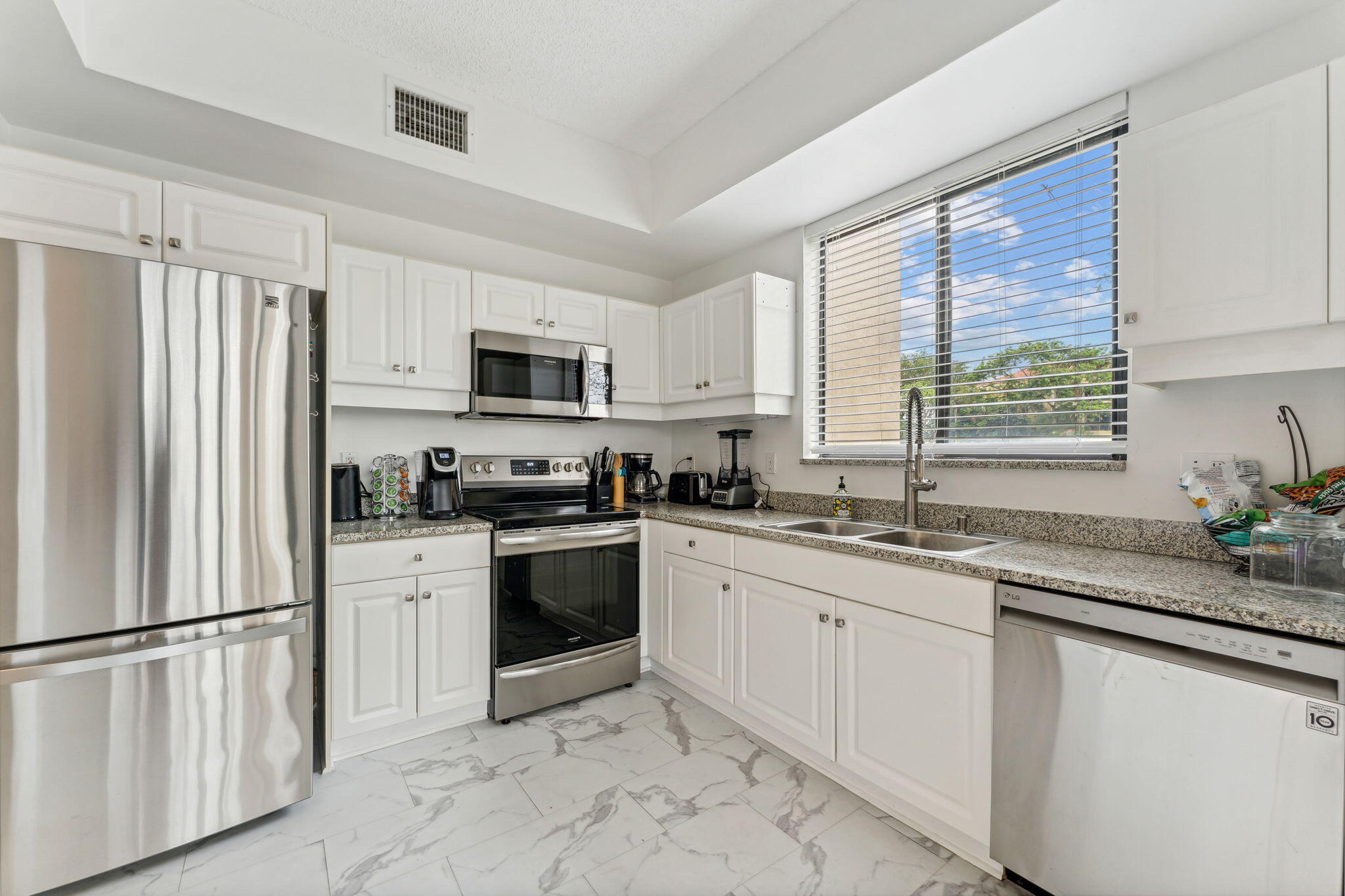 7546 La Paz Boulevard, Unit 105 Boca Raton, FL 33433 - Photo 16 of 29 Kitchen
