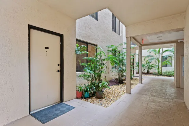 $425,000 | 7546 La Paz Boulevard, Unit 105, Boca Raton, FL 33433