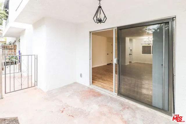 a view of livingroom with furniture and entryway