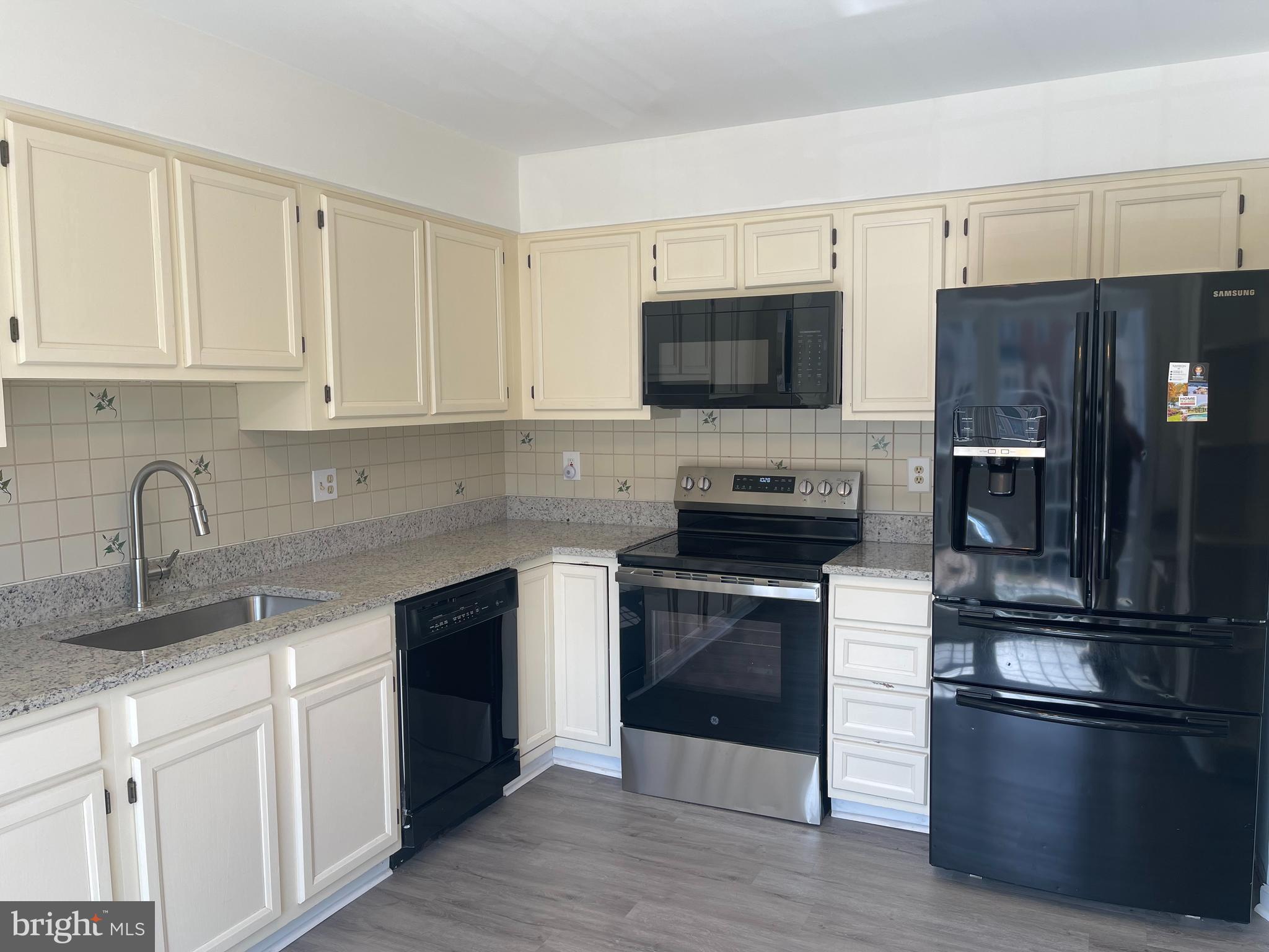 46939 Rabbitrun Terrace Sterling, VA 20164 - Photo 3 of 34 Gallery Image 3