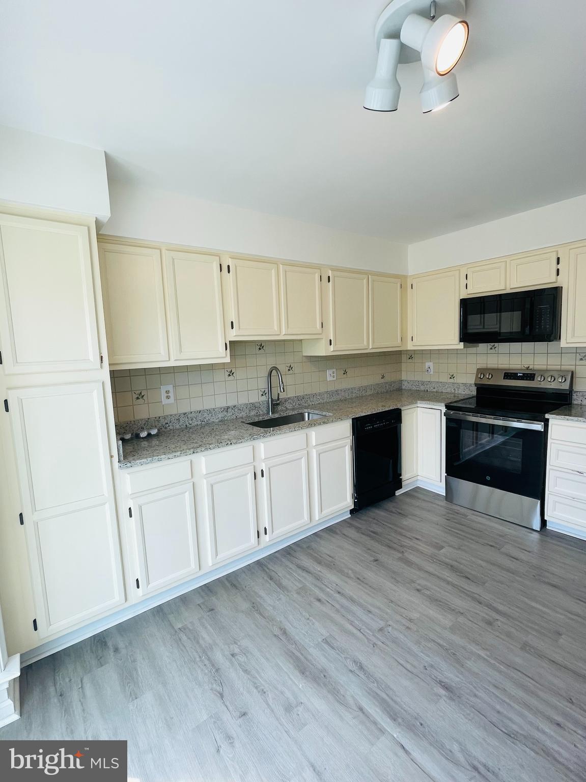 46939 Rabbitrun Terrace Sterling, VA 20164 - Photo 6 of 34 Gallery Image 6