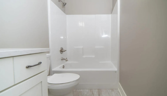 7235 Genesis Way Bettendorf, IA 52722 - Photo 18 of 26 a bathroom with a bathtub and a toilet
