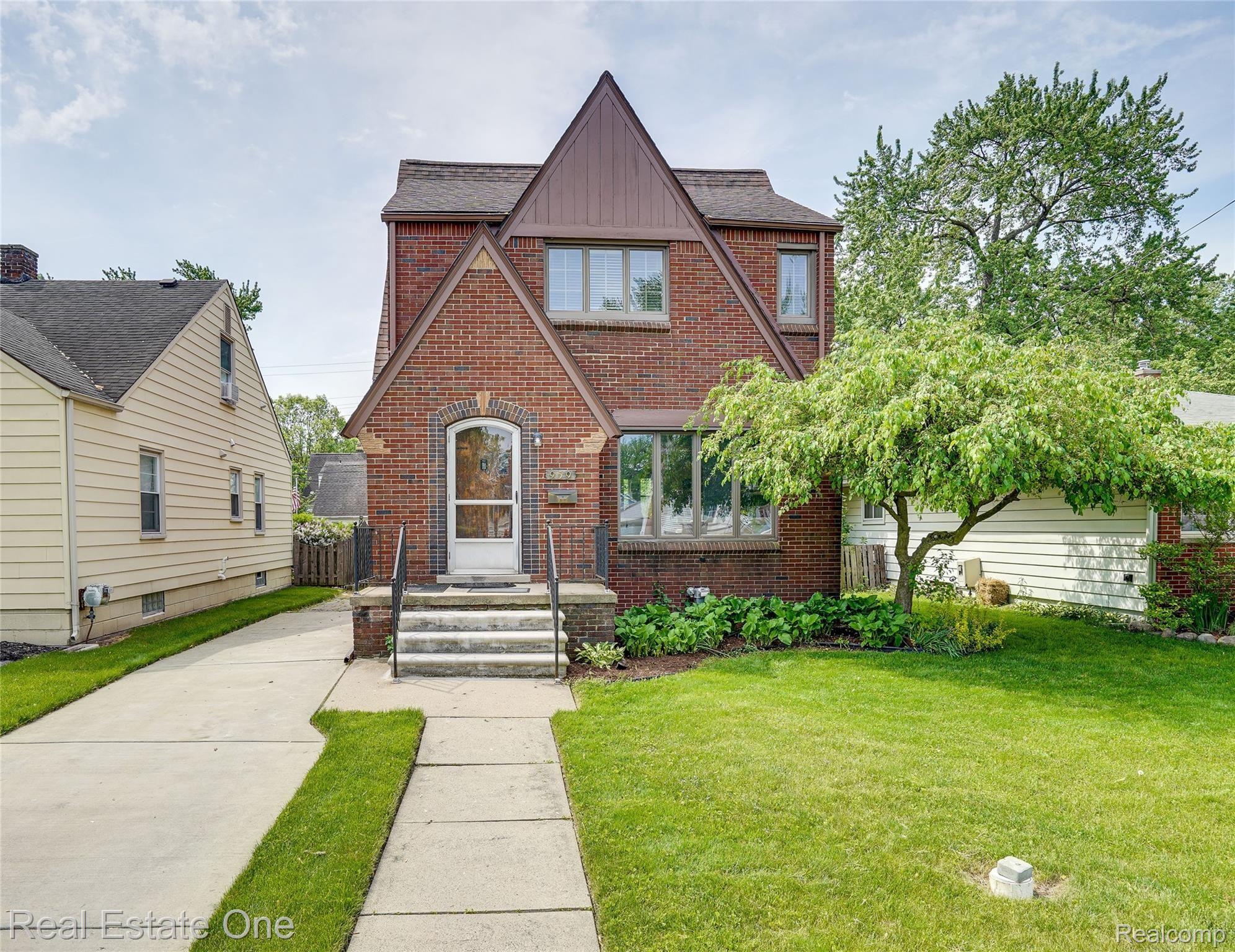 959 Cambridge Road Berkley, MI 48072 - Photo 2 of 20 ChrisB-1.jpg