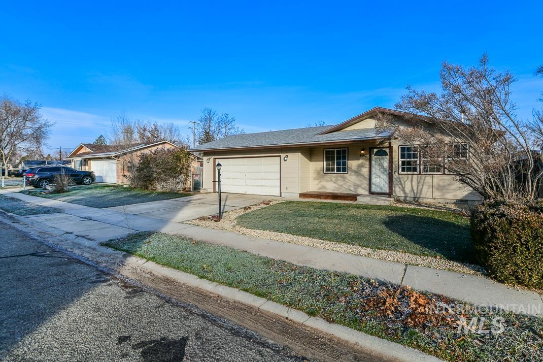 480 Easy Street Kuna, ID 83634 - Photo 2 of 39 Single story home with driveway, a front lawn, a garage, and a shingled roof