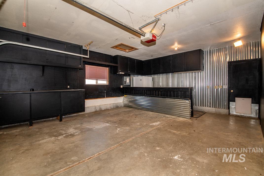 480 Easy Street Kuna, ID 83634 - Photo 32 of 39 Garage featuring a garage door opener