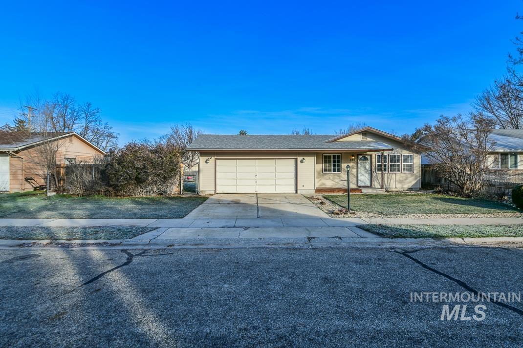 480 Easy Street Kuna, ID 83634 - Photo 5 of 39 Ranch-style home featuring driveway and an attached garage