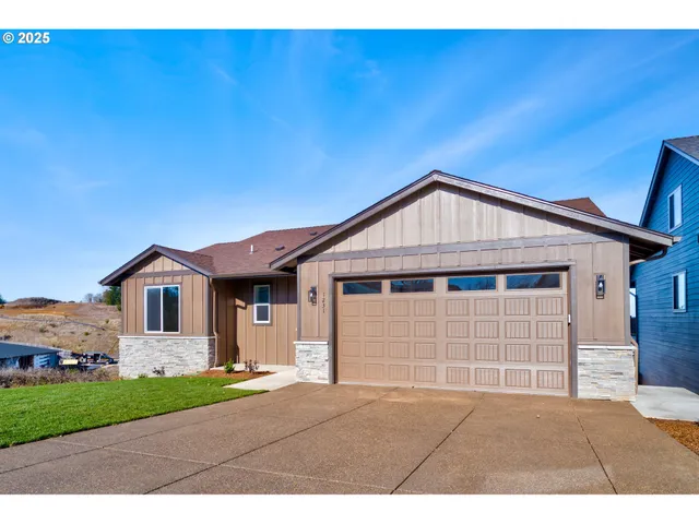 a view of front of house with a yard