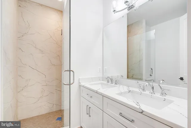 a view of empty room with window