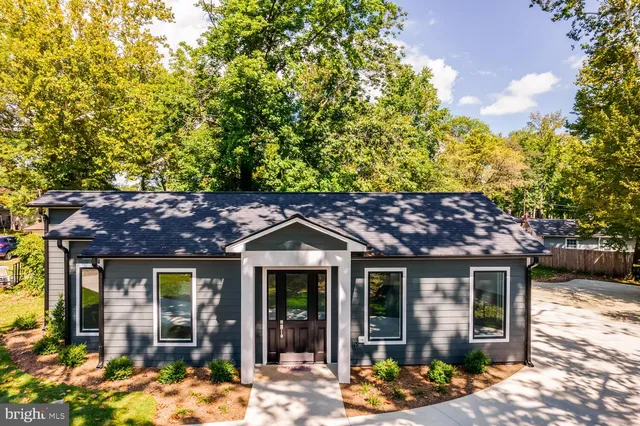 a view of an house with backyard