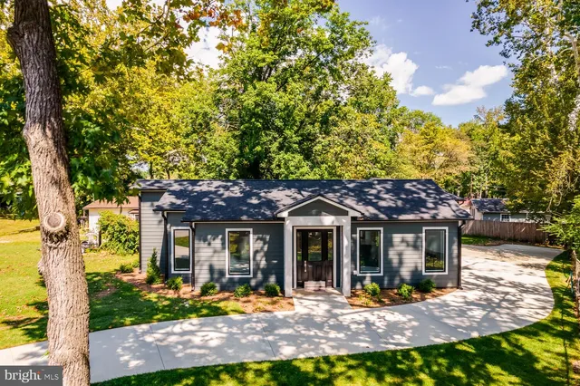 a view of an outdoor space