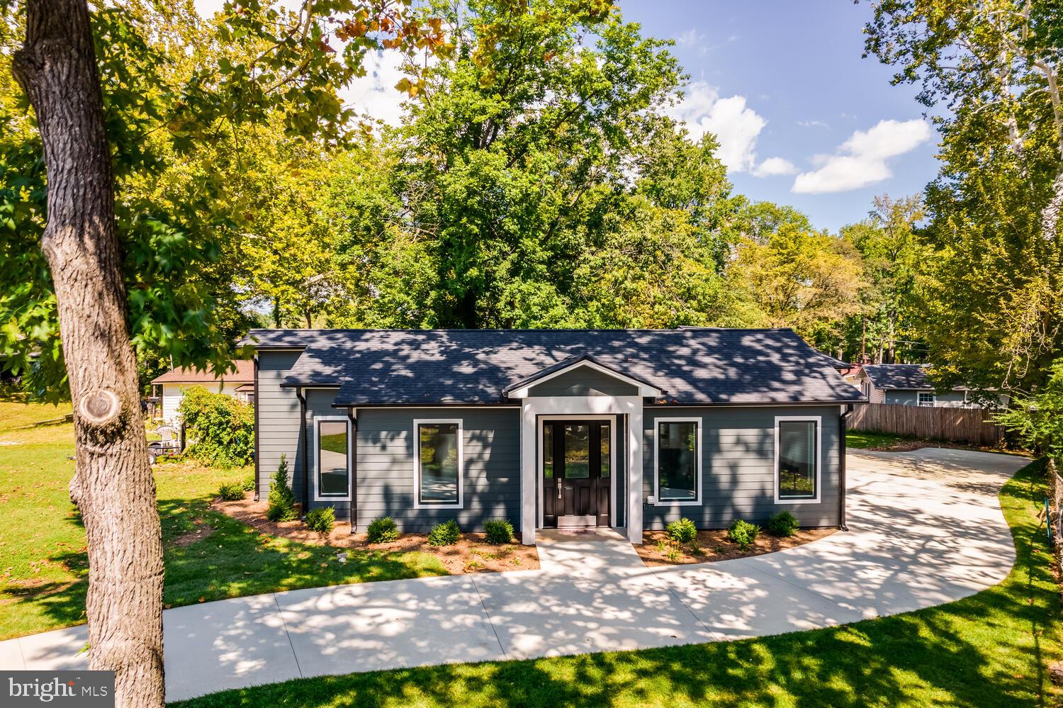 13711 Joyce Road Woodbridge, VA 22191 - Photo 48 of 54 a front view of a house with garden