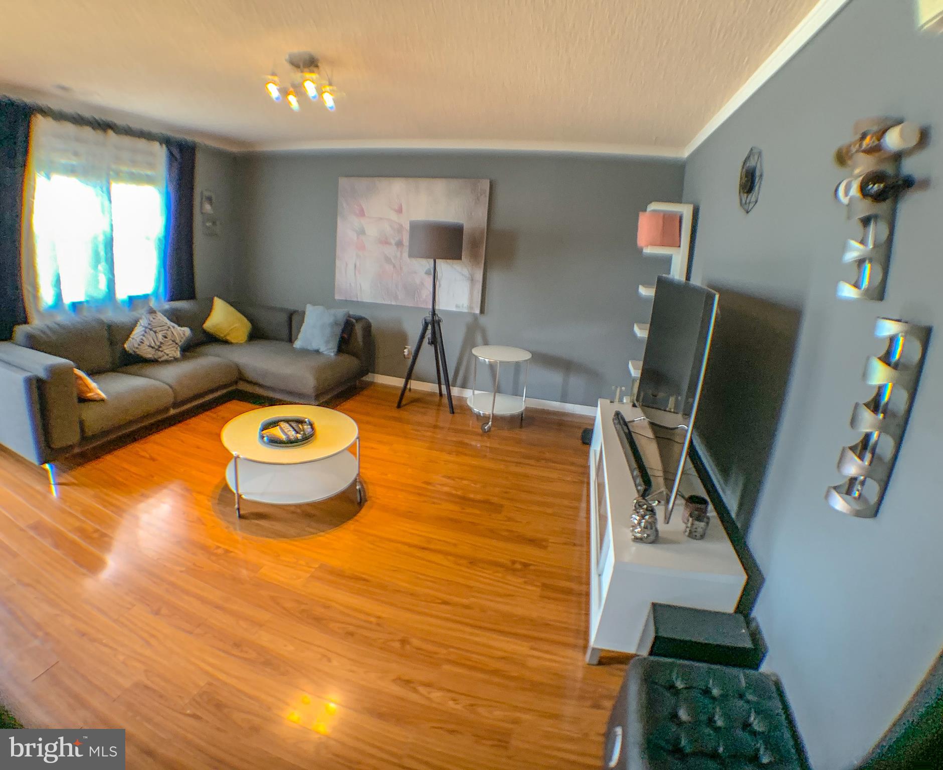9927 Wingtip Road Philadelphia, PA 19115 - Photo 4 of 40 Living Room