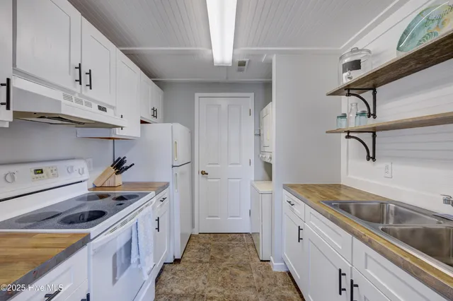 $1,264,000 | 205 E Avenue, Kure Beach, NC 28449