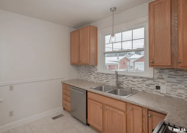 $200,000 | 2416 12th Street, Moline, IL 61265