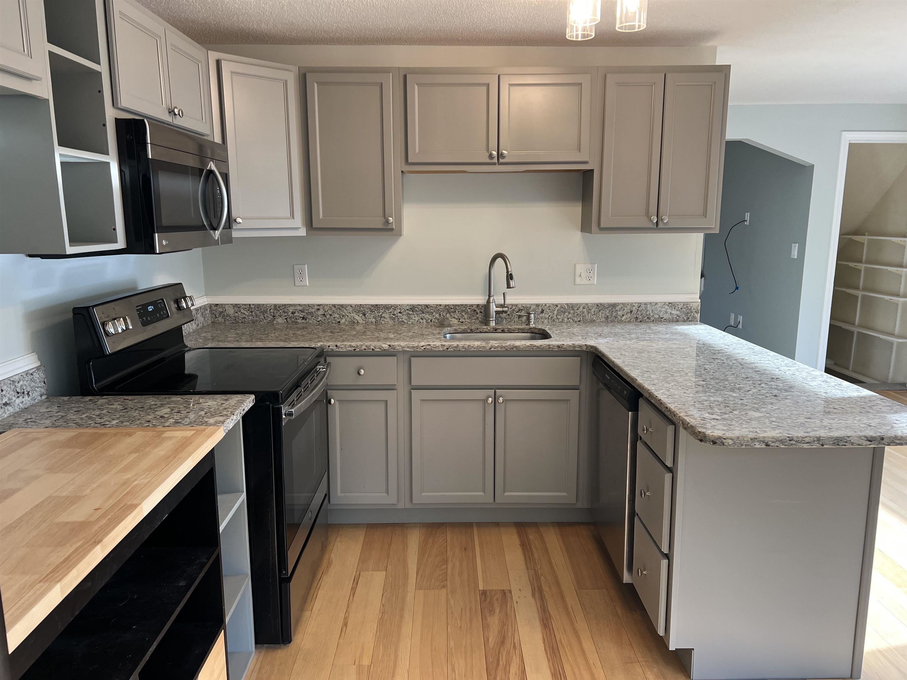 81 Sentry Way Merrimack, NH 03054 - Photo 2 of 16