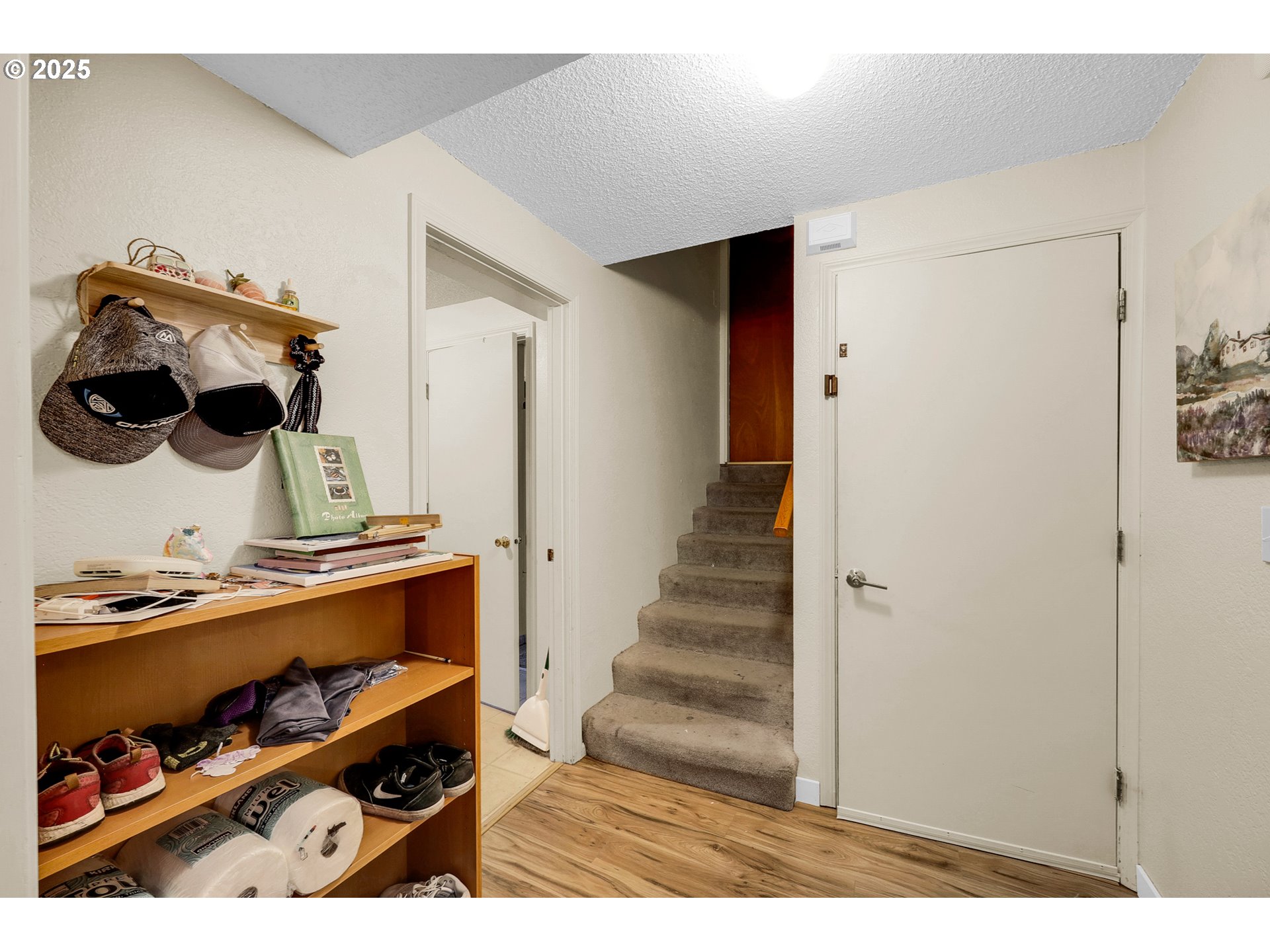 910 East 43rd Avenue Eugene, OR 97405 - Photo 25 of 47 a view of a entryway