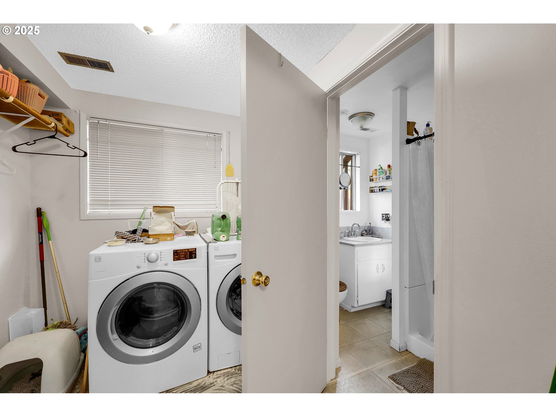 910 East 43rd Avenue Eugene, OR 97405 - Photo 27 of 47 a view of washer and dryer