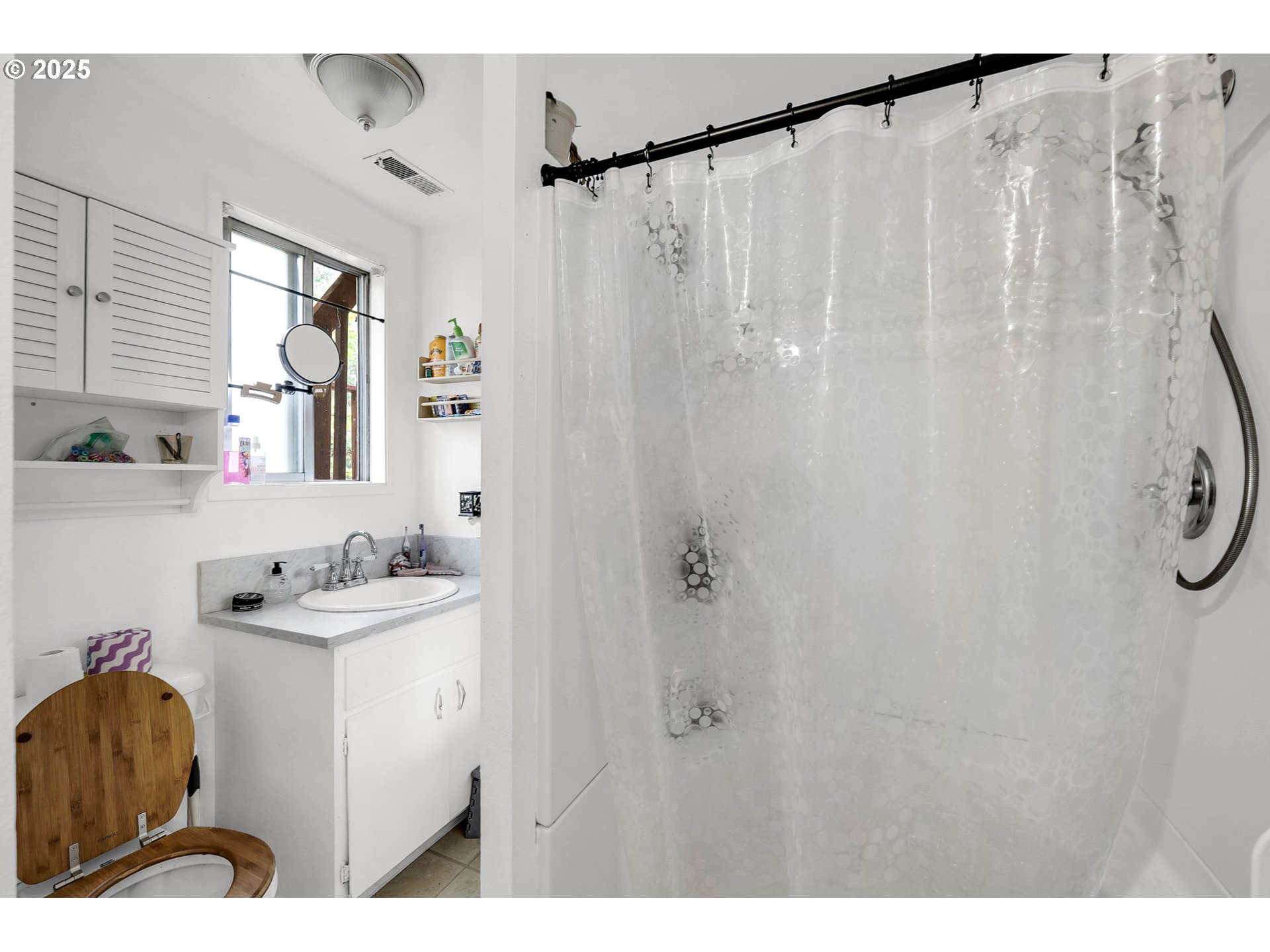 910 East 43rd Avenue Eugene, OR 97405 - Photo 28 of 47 a bathroom with a sink and a mirror