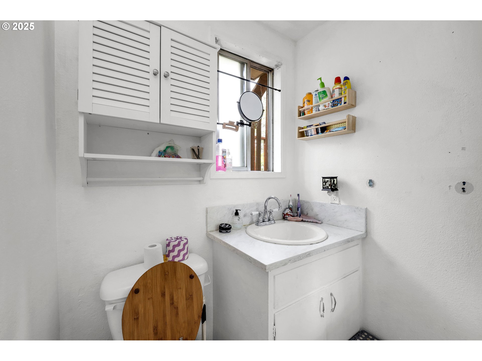 910 East 43rd Avenue Eugene, OR 97405 - Photo 29 of 47 a bathroom with a sink and a mirror