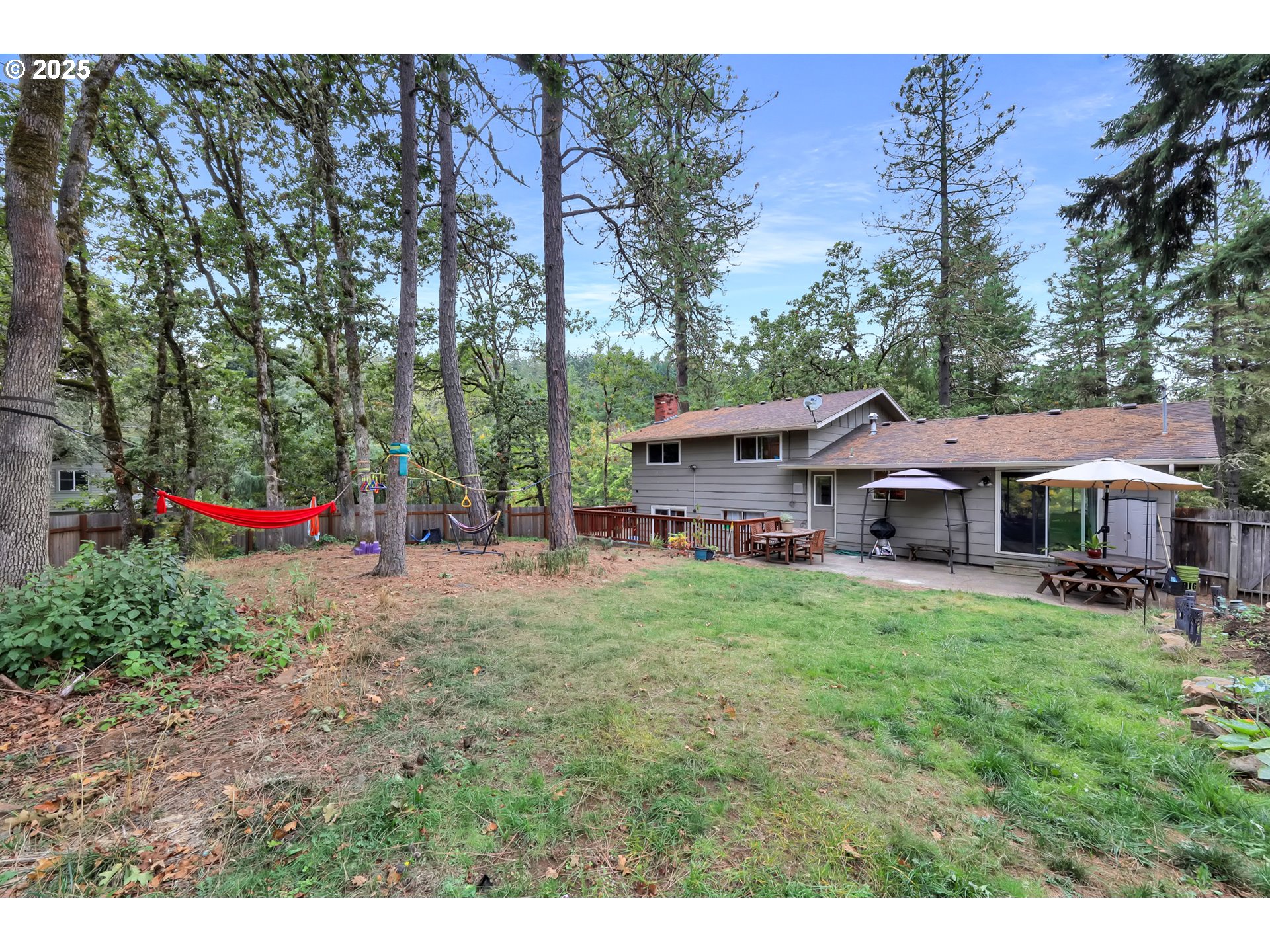 910 East 43rd Avenue Eugene, OR 97405 - Photo 41 of 47 a view of a house with backyard and garden