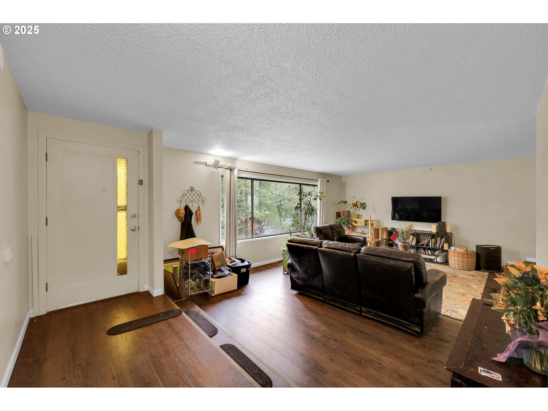 910 East 43rd Avenue Eugene, OR 97405 - Photo 5 of 47 a living room with furniture and a flat screen tv