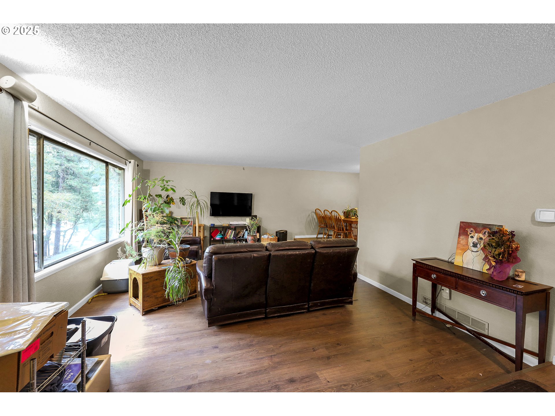 910 East 43rd Avenue Eugene, OR 97405 - Photo 8 of 47 a living room with furniture and a flat screen tv