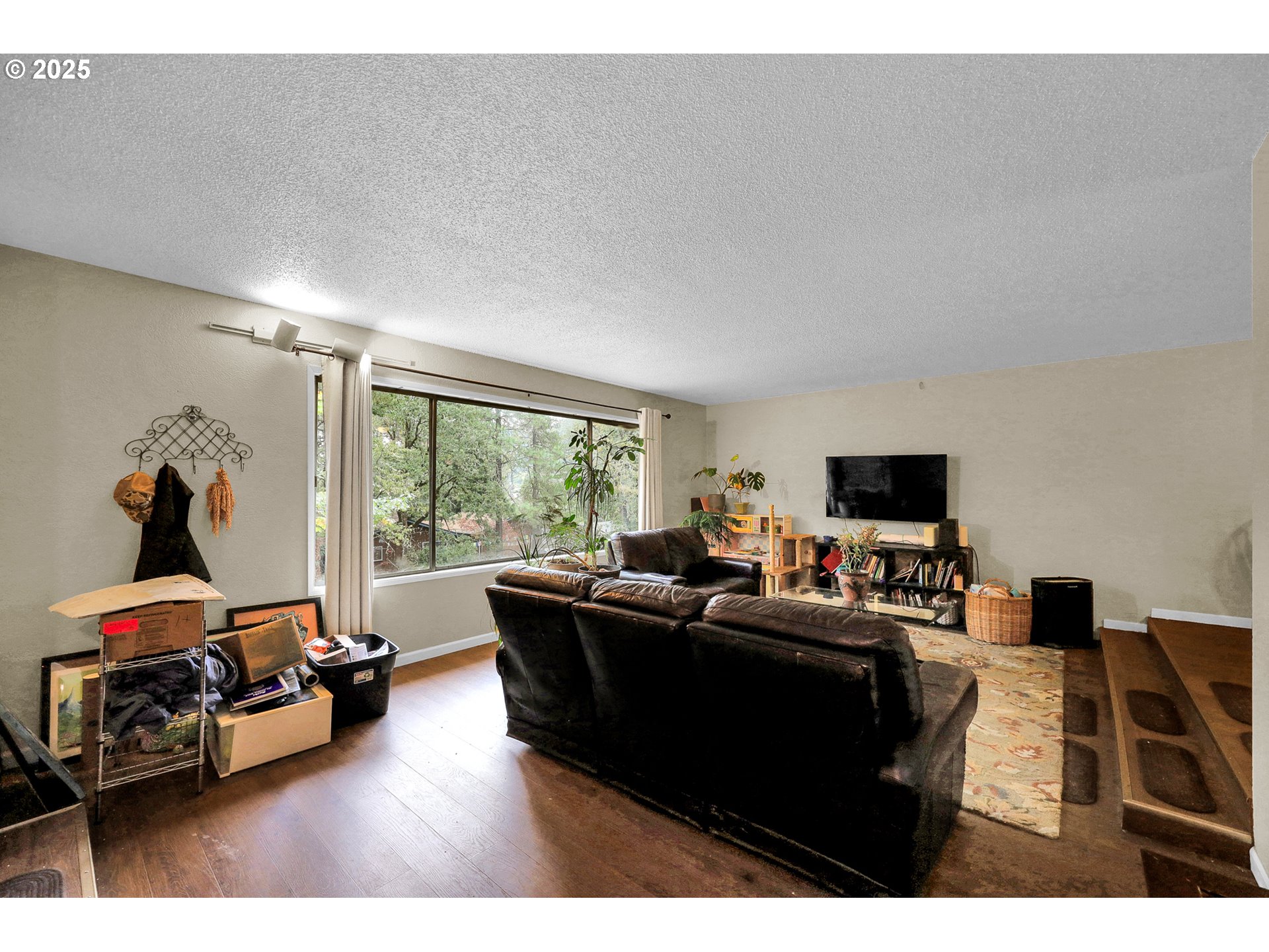 910 East 43rd Avenue Eugene, OR 97405 - Photo 9 of 47 a living room with furniture and a flat screen tv