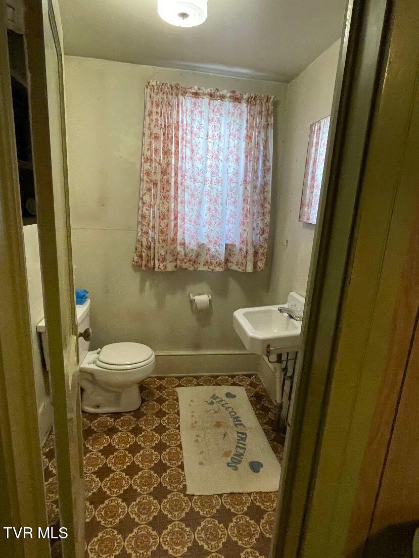 12329 Crab Orchard Road Coeburn, VA 24230 - Photo 19 of 36 bath