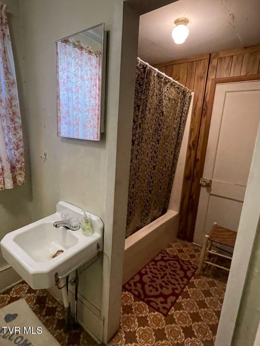 12329 Crab Orchard Road Coeburn, VA 24230 - Photo 20 of 36 shower