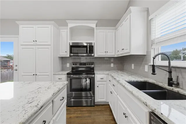 $390,000 | 1043 East 14th Street, Kearney, MO 64060