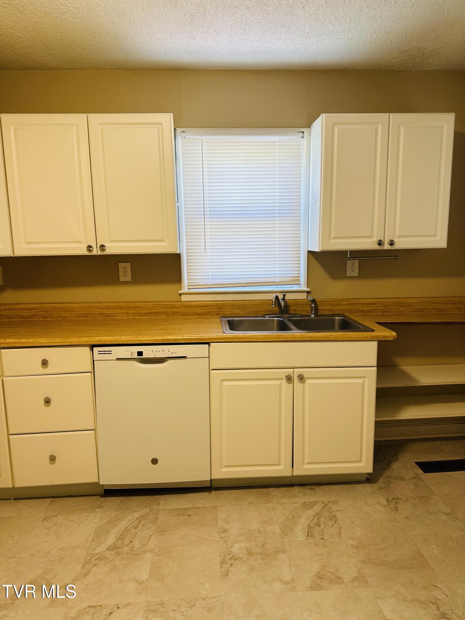 429 Wilma Street Kingsport, TN 37665 - Photo 17 of 28 kitchen
