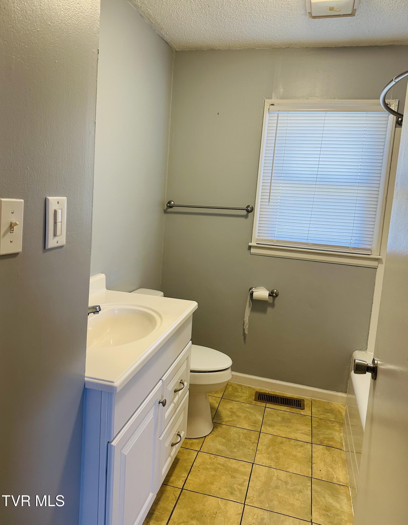 429 Wilma Street Kingsport, TN 37665 - Photo 20 of 28 Bath