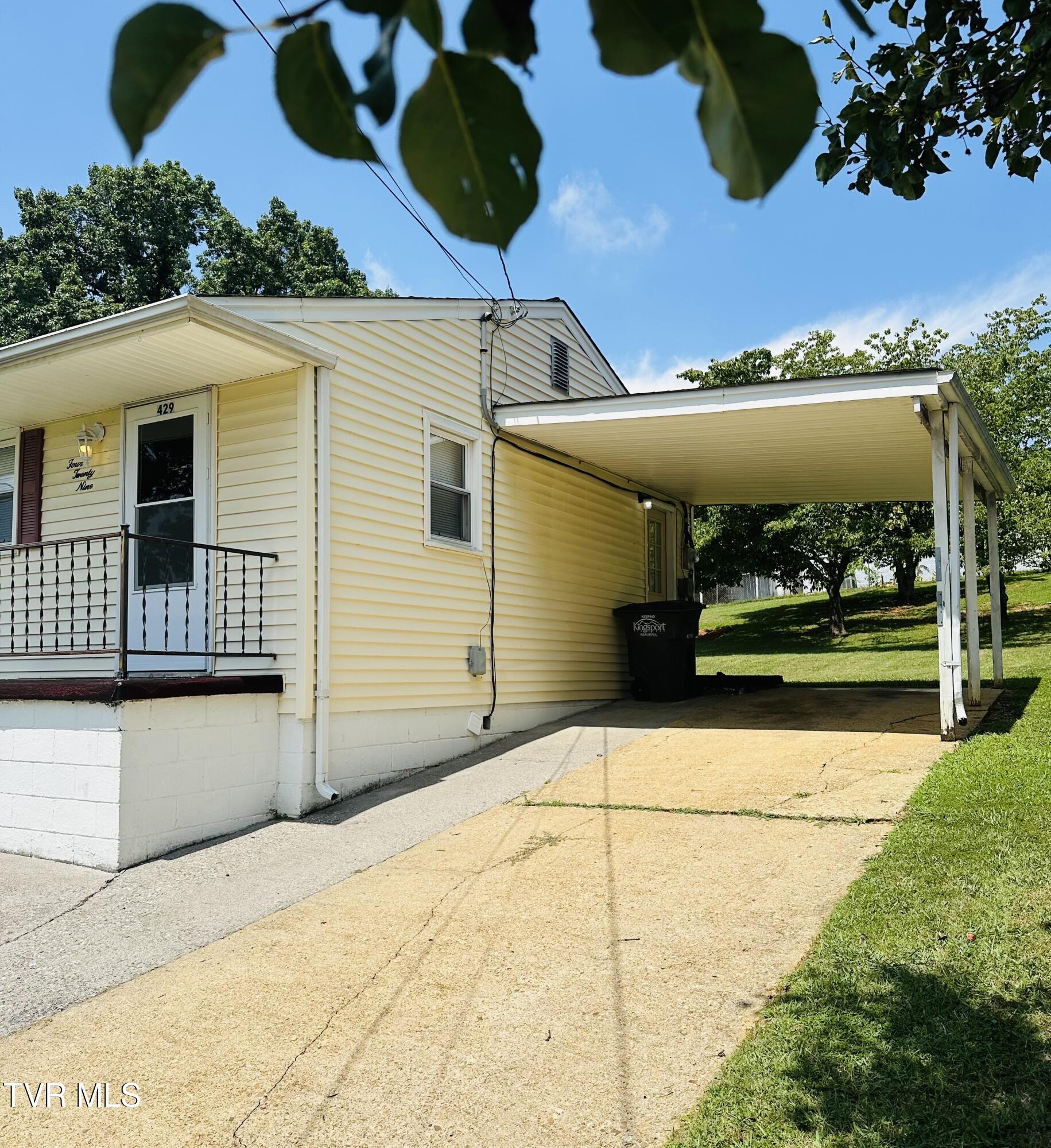 429 Wilma Street Kingsport, TN 37665 - Photo 23 of 28 Car port