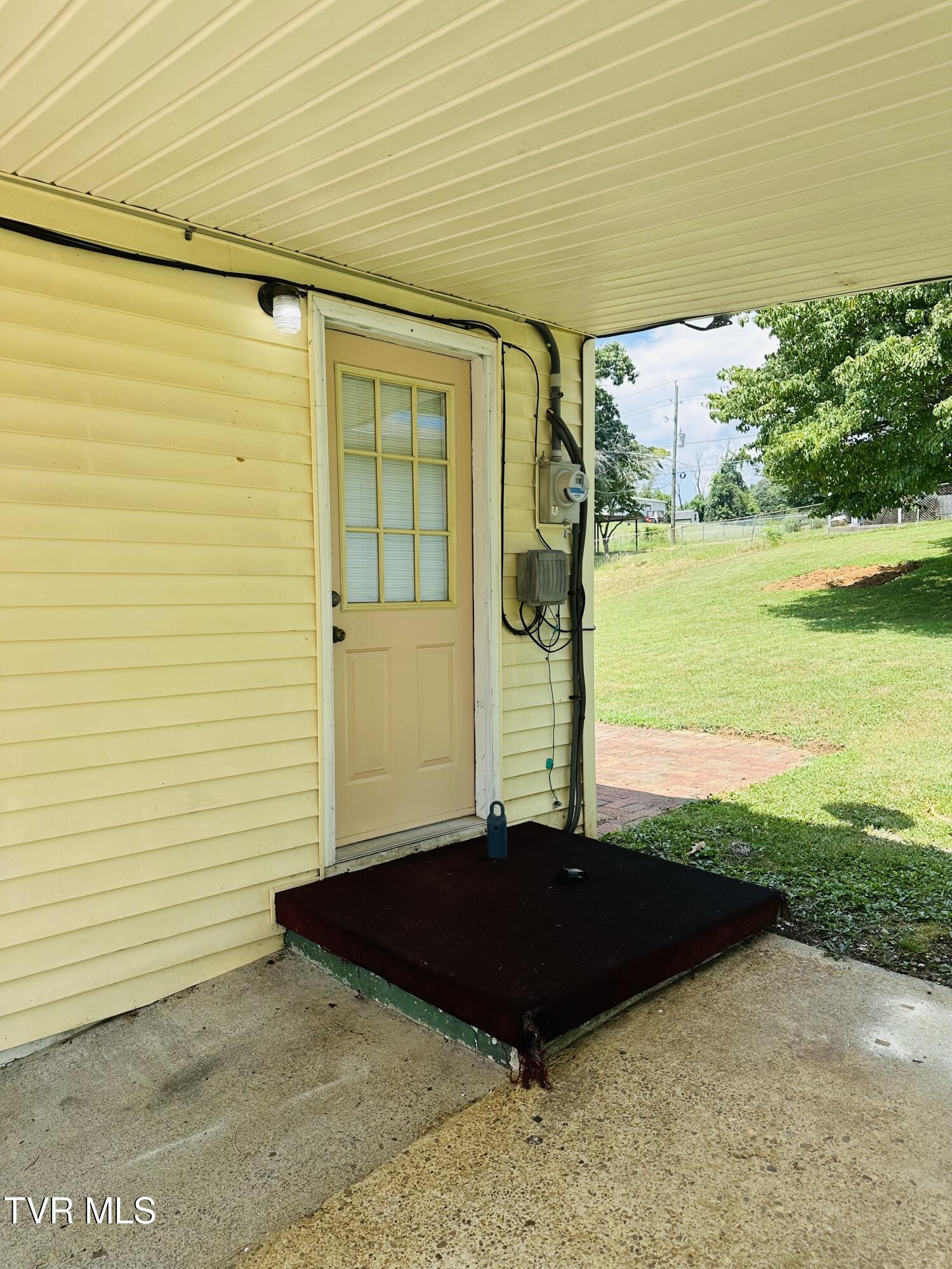 429 Wilma Street Kingsport, TN 37665 - Photo 24 of 28 Carport side entrance