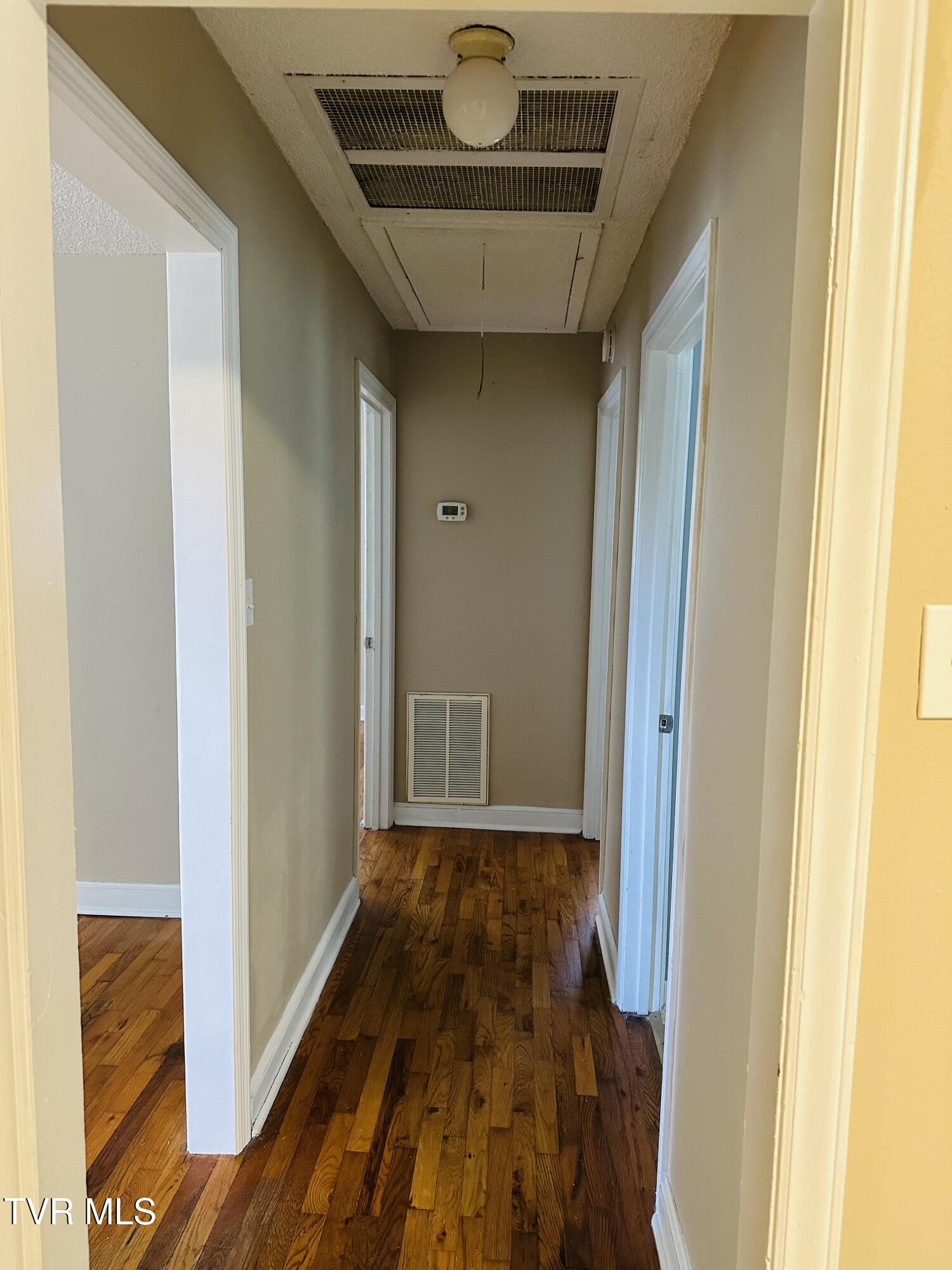 429 Wilma Street Kingsport, TN 37665 - Photo 6 of 28 Hall-way