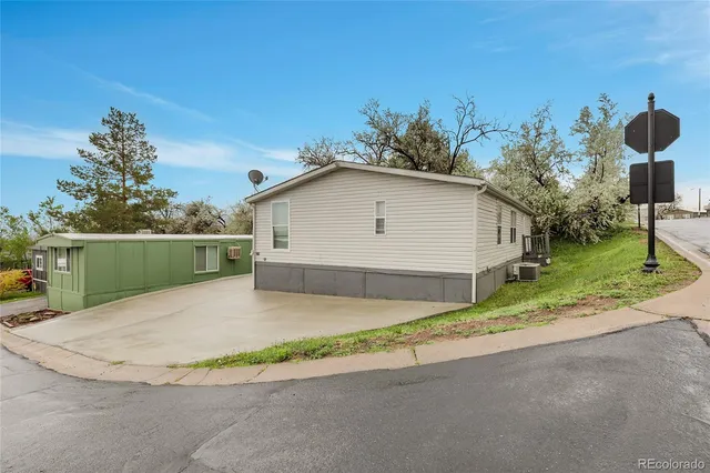 a view of back yard of the house