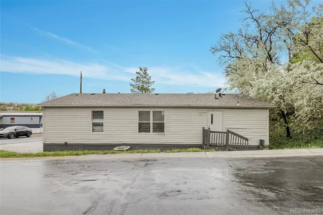 a view of a house with a backyard