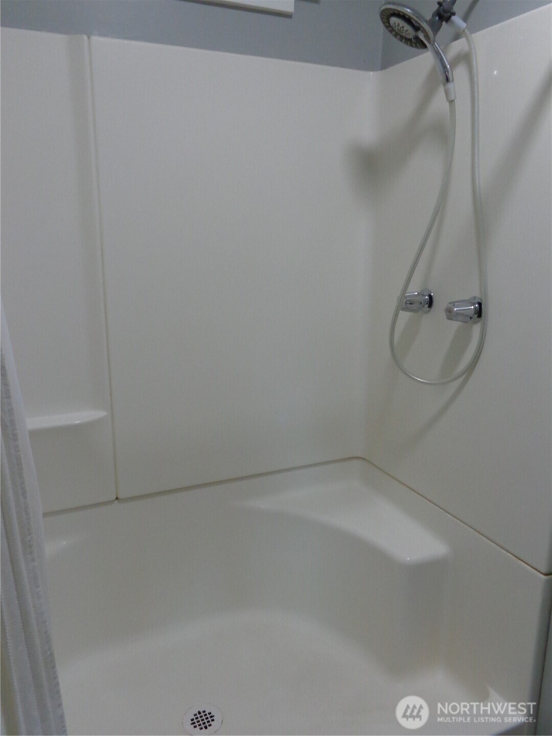 1639 22nd Avenue Longview, WA 98632 - Photo 19 of 35 a bathroom with a bath tub