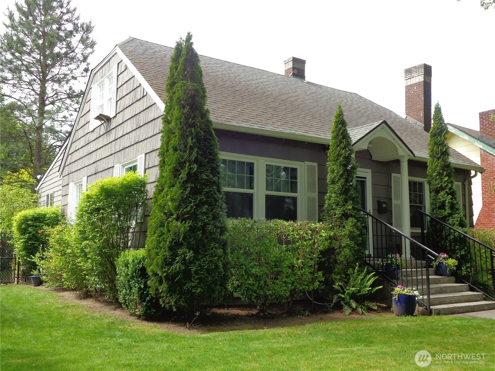 1639 22nd Avenue Longview, WA 98632 - Photo 3 of 35 a front view of a house with a yard