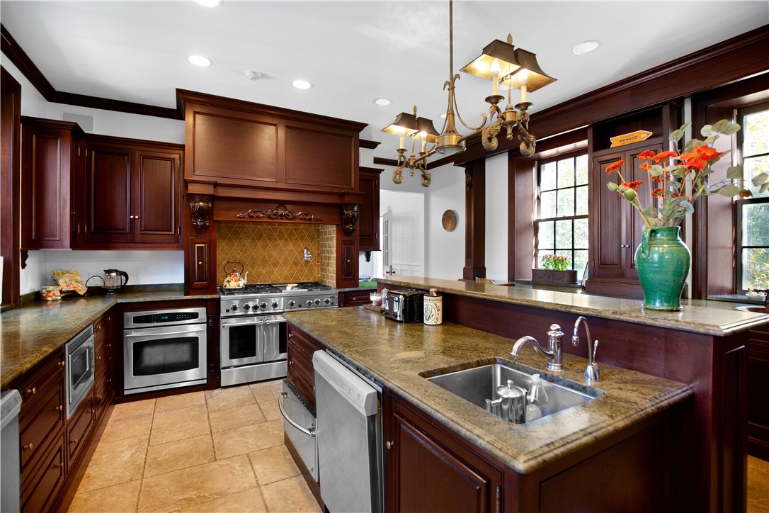 443 Bellevue Avenue Newport, RI 02840 - Photo 18 of 49