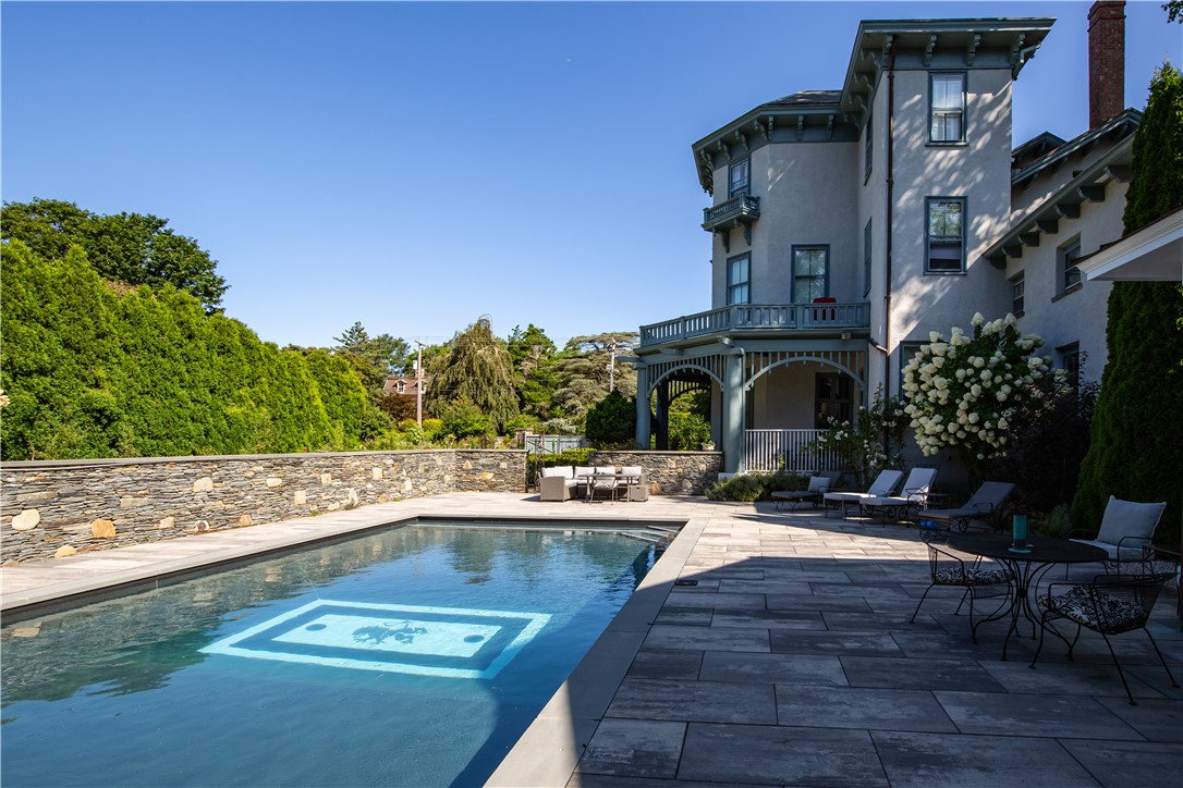 443 Bellevue Avenue Newport, RI 02840 - Photo 23 of 49