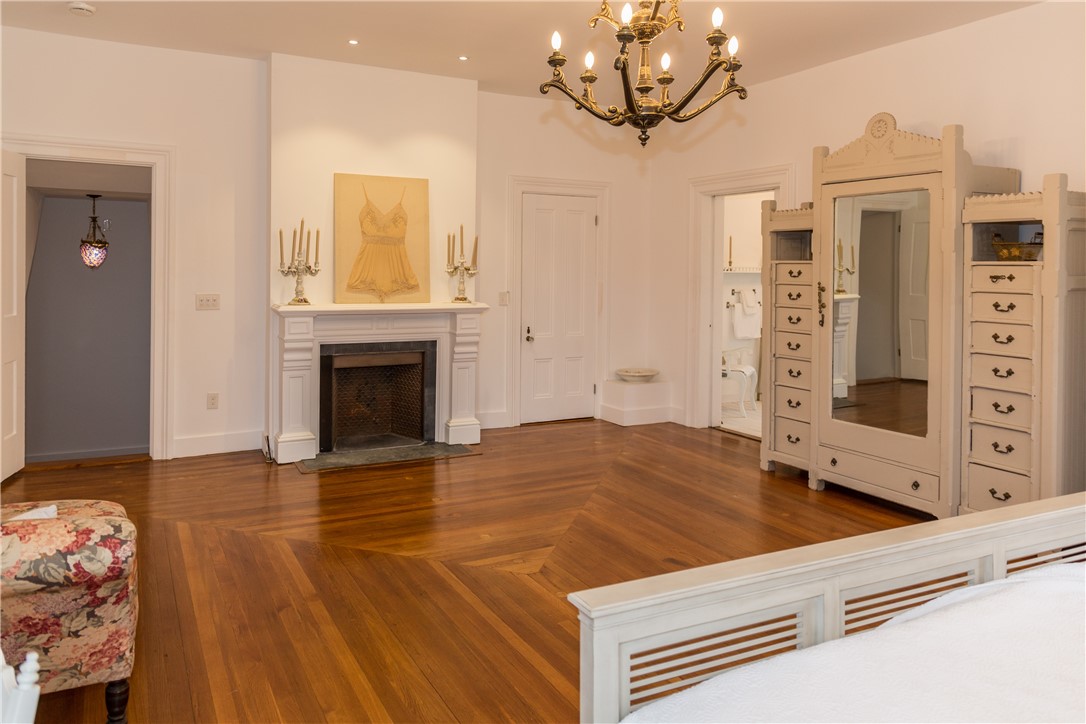 443 Bellevue Avenue Newport, RI 02840 - Photo 44 of 49 2nd Primary Bedroom w/king bed.