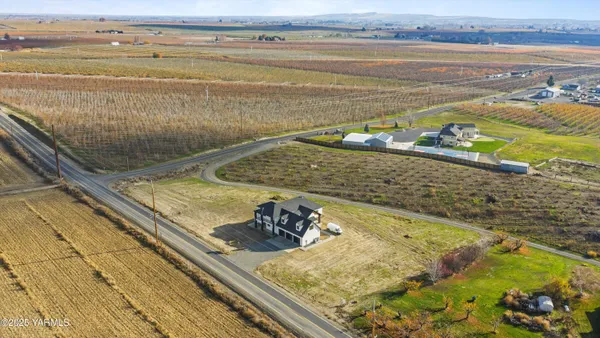 $1,450,000 | 3858 Zillah Drive East, Zillah, WA 98953